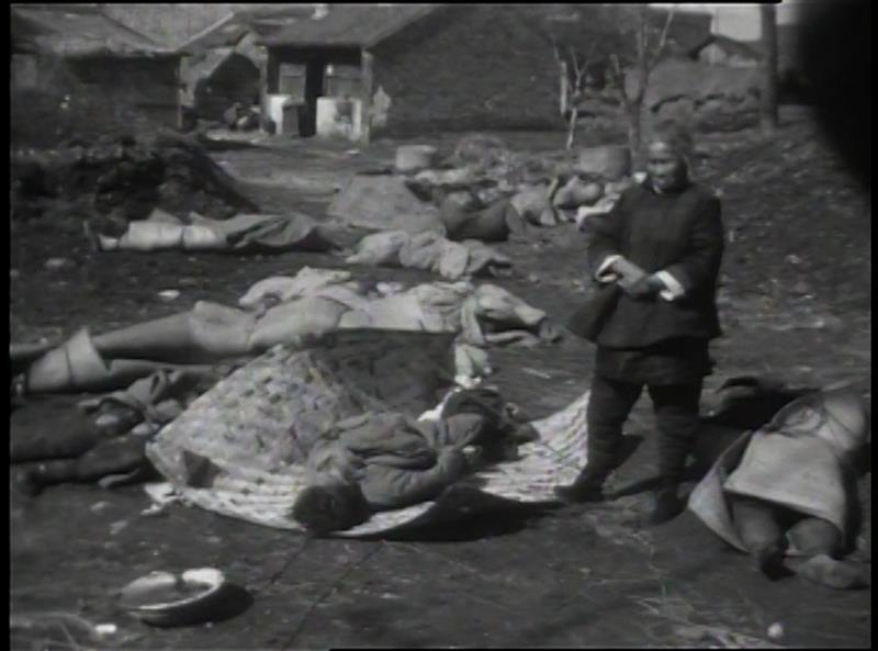 夏淑琴忆起一家7口惨死在日军枪口下，至今仍泪流满面。（取材自北京日报）