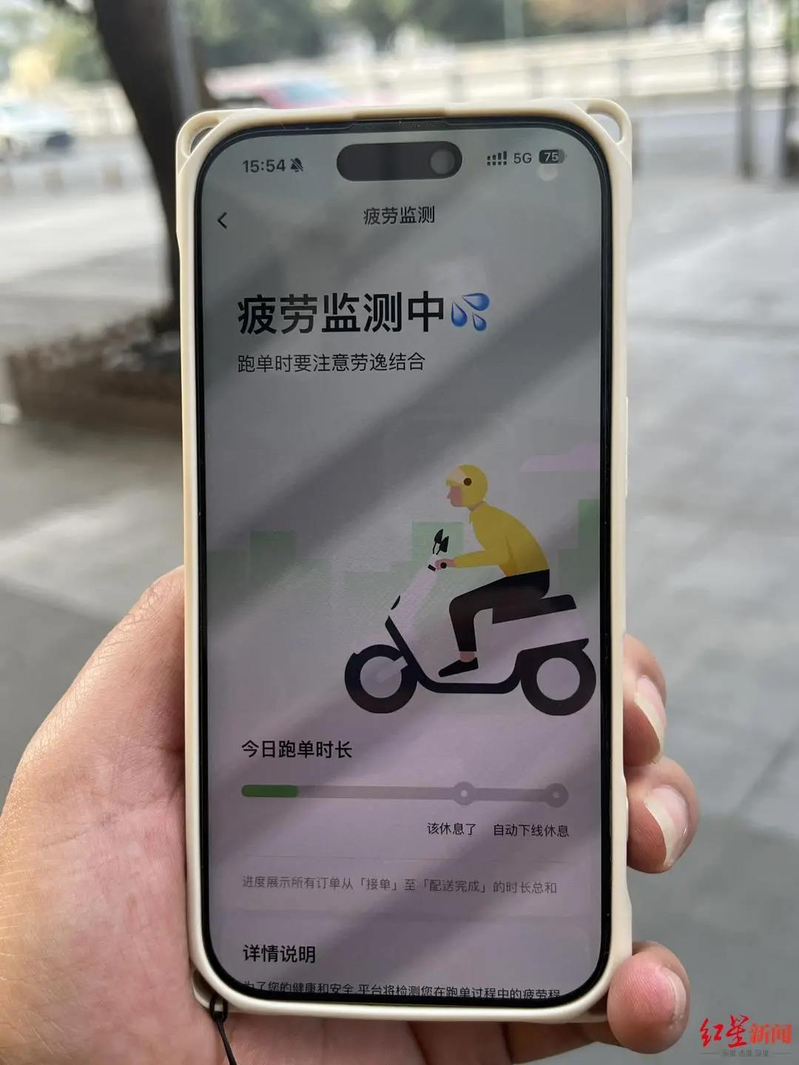 旧国标电动车都能装外卖到满出来，让不少外卖小哥担心若换了新国标电动车，此情此景恐不复见。示意图。（中新社）