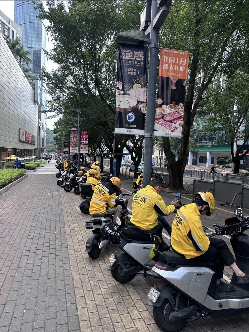 旧国标电动车都能装外卖到满出来，让不少外卖小哥担心若换了新国标电动车，此情此景恐不复见。示意图。（中新社）