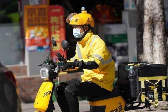 旧国标电动车都能装外卖到满出来，让不少外卖小哥担心若换了新国标电动车，此情此景恐不复见。示意图。（中新社）