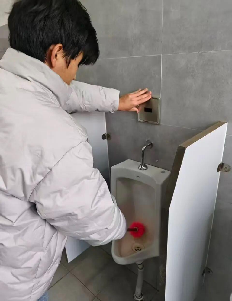 姚顺涛此前曾在厕所清洁岗工作。（取材自潇湘晨报／受访者供图）