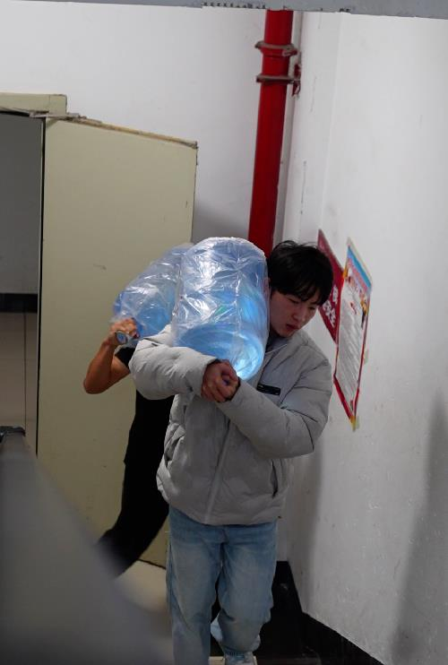 姚顺涛此前曾在厕所清洁岗工作。（取材自潇湘晨报／受访者供图）