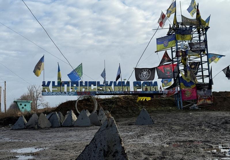 乌克兰总统泽伦斯基宣布乌军夺回重要铁路枢纽、东北部城镇库普扬斯克部分地区，并包围当地俄军。图为为在库普扬斯克入口处的公路上录制拍影片。（美联社）