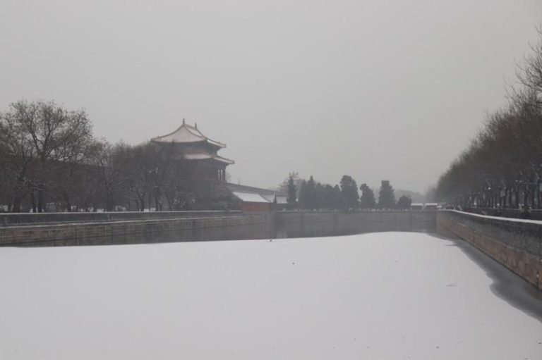 北京下初雪 景区游客如织 地面湿滑「骨折患者增多」 12日北京下起2025年入冬后的初雪,图为北京故宫角楼。(中央社)