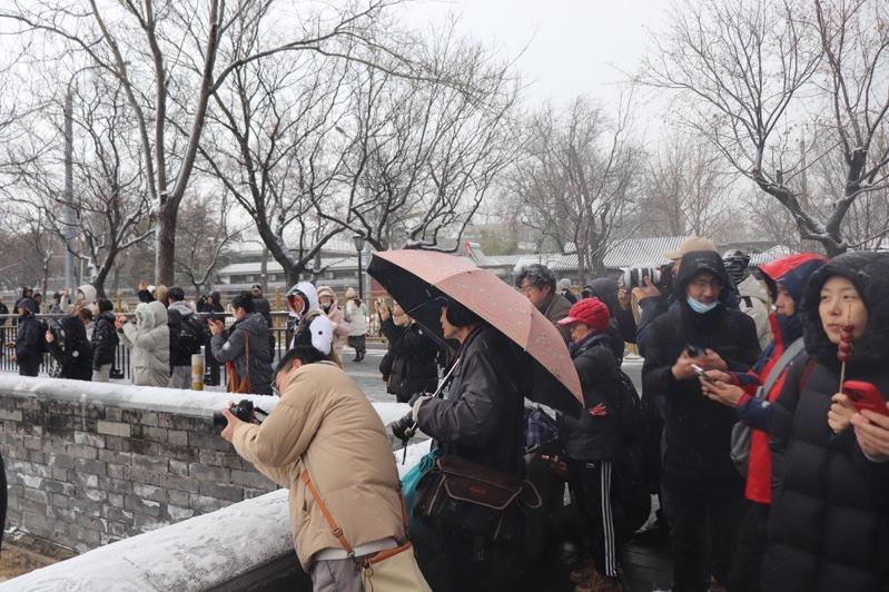 12日北京下起2025年入冬后的初雪,图为北京故宫角楼。(中央社)