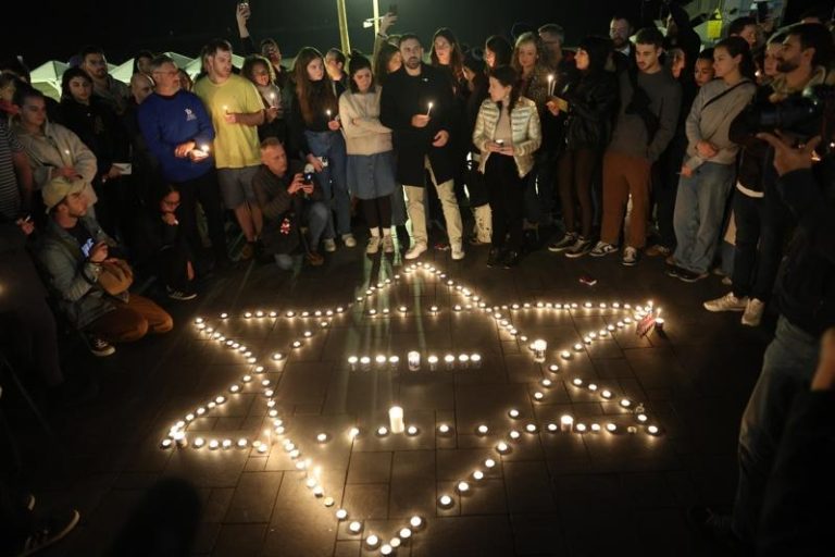 在以色列特拉维夫海滩，民众14日点燃蜡烛，声援澳洲雪梨邦迪海滩犹太社群枪击事件的罹难者。澳洲雪梨邦迪海滩举行犹太光明节（Hanukkah）庆祝活动期间发生枪击案，至少造成16人丧生。（欧新社）