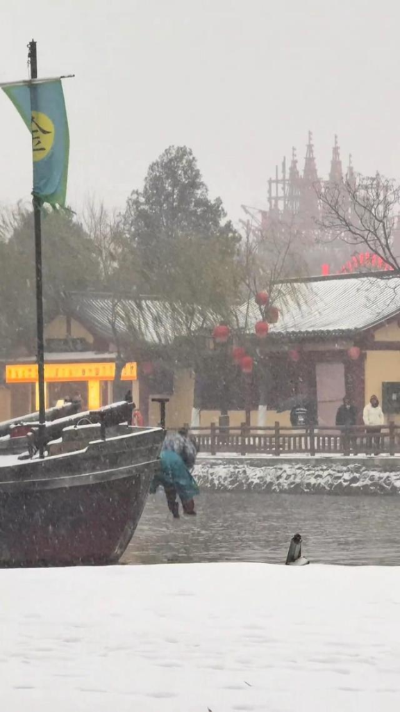 河南开封一景区内有演员大雪中跳入水中。（视频截屏）
