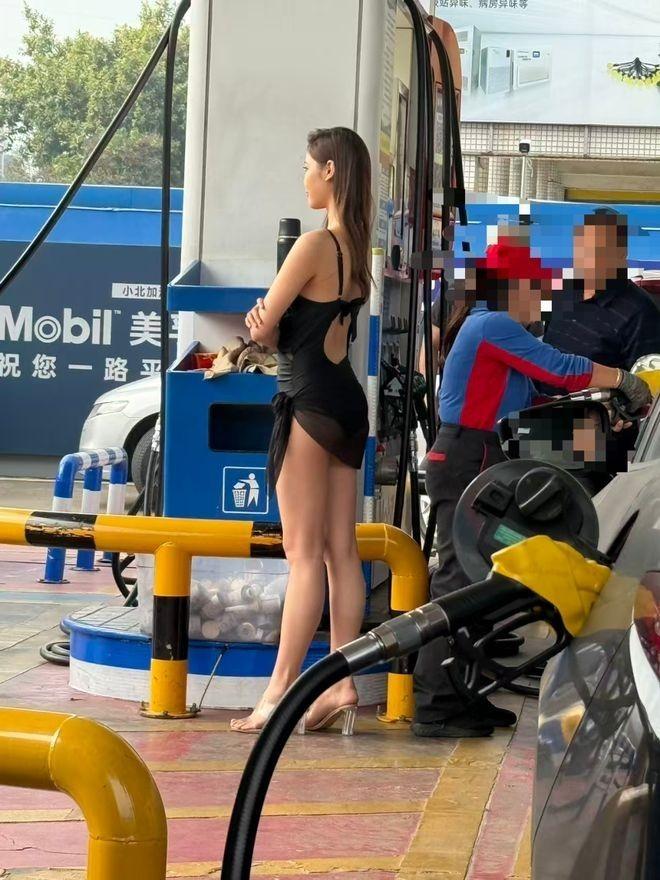 加油站请衣着暴露女模促销。(视频截屏)