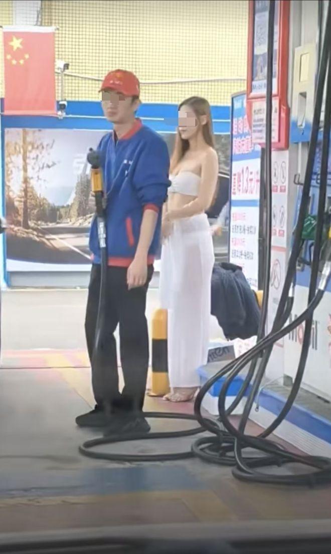 加油站请衣着暴露女模促销。(视频截屏)