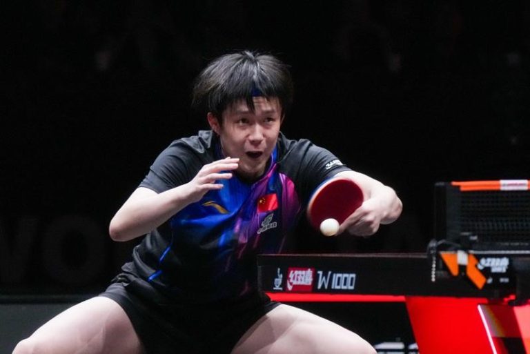 WTT香港总决赛/孙颖莎后…王楚钦也伤退 掀「王跑跑」阴谋论 WTT香港总决赛男单半决赛,王楚钦突宣布伤退引发热议。图为王楚钦12日在比赛中回球,当天他战胜法国选手,晋级四强。(新华社)