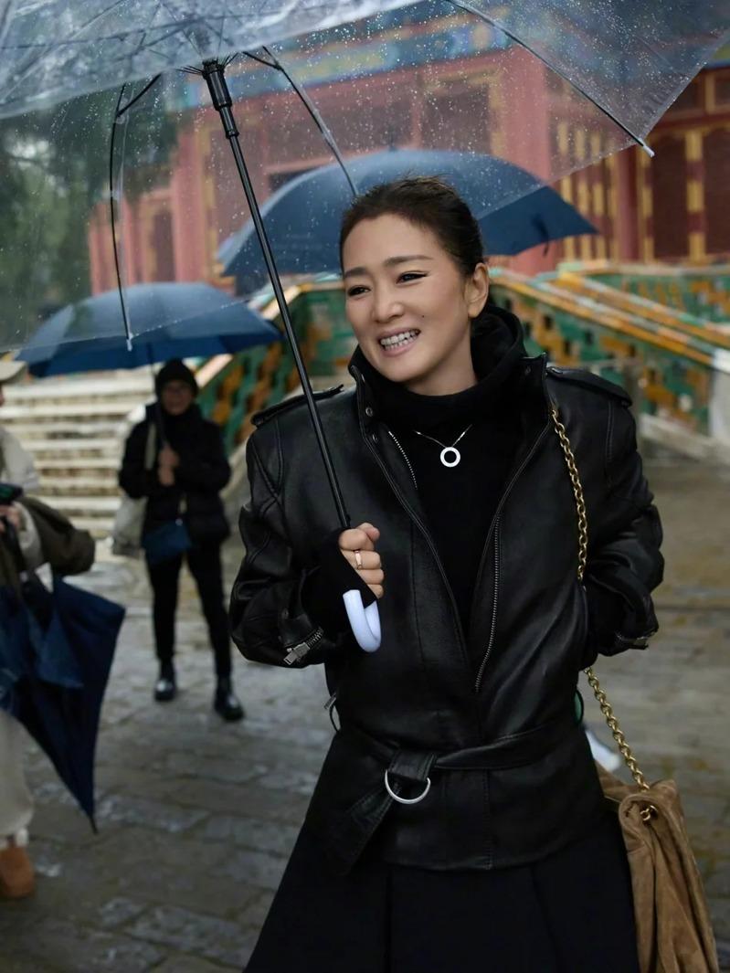 巩俐(左)和老公到北京多地拍照留念。(取材自微博)