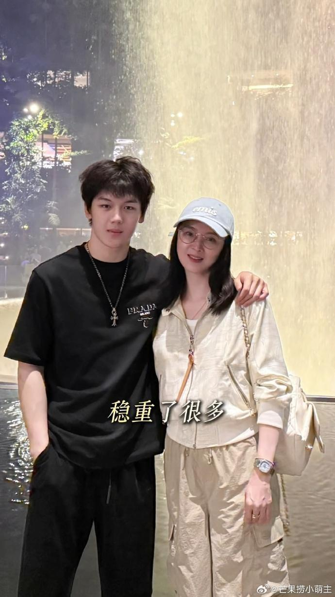 王艳在其社交平台晒出与儿子「球球」王泓钦的近照。(取材自微博)