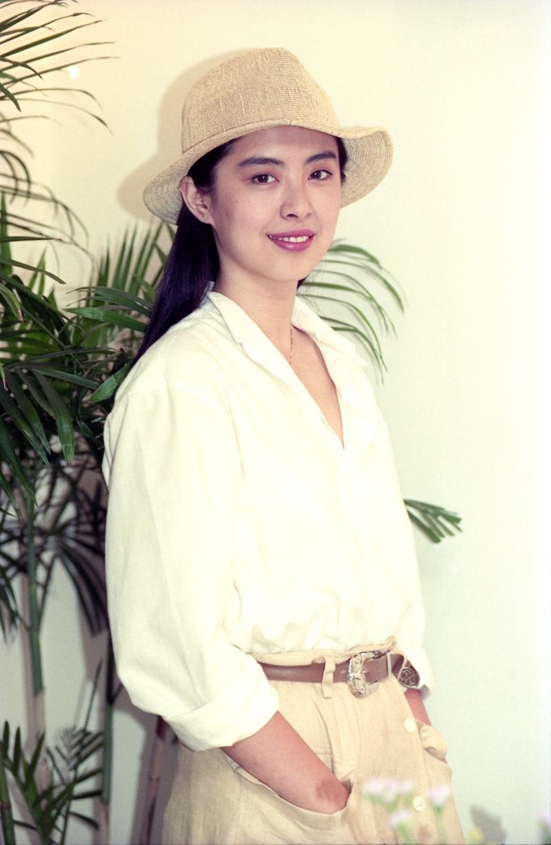 26岁的王祖贤(左起)、齐秦1993年留下珍贵合影。(取材自微博)