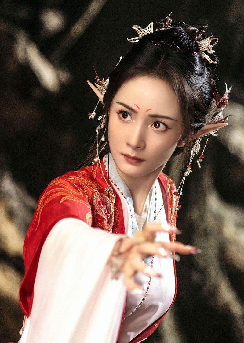 迪丽热巴凭借「聂九罗」一角打破「美女花瓶」固有印象。(取材自微博)