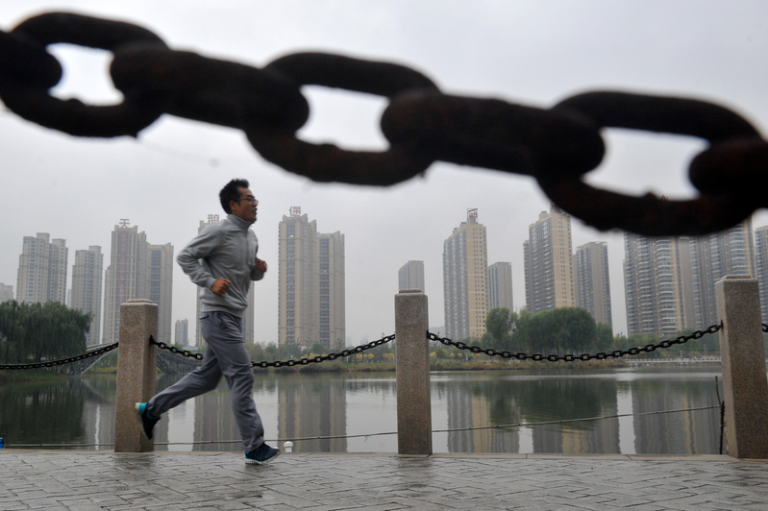 中国房地产市场持续低迷，官方统计显示，今年前11个月，全国房地产开发投资又较去年同期大幅衰退15.9%。（中新社）