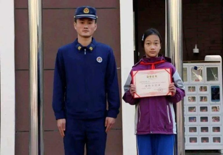 杨艺馨（右）获颁「消防小卫士」荣誉称号。（取材自羊城晚报）