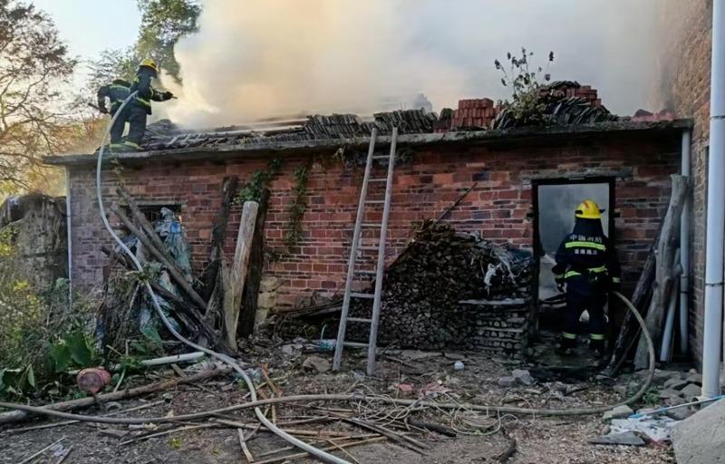 杨艺馨（右）获颁「消防小卫士」荣誉称号。（取材自羊城晚报）