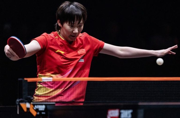12月14日晚，世界乒乓球职业大联盟（WTT）香港总决赛在香港体育馆收官。女单决赛中，中国选手王曼昱4:2战胜中国选手蒯曼，获得冠军。图为王曼昱在比赛中回球。(中新社)