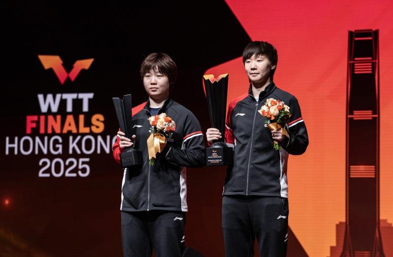 12月14日晚，世界乒乓球职业大联盟（WTT）香港总决赛在香港体育馆收官。女单决赛中，中国选手王曼昱4:2战胜中国选手蒯曼，获得冠军。图为王曼昱在比赛中回球。(中新社)