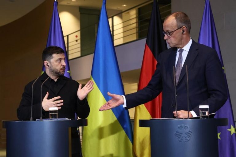 乌克兰总统泽伦斯基（Volodymyr Zelenskyy，左）15日在柏林与德国总理梅尔茨（Friedrich Merz，右）举行联合记者会。美联社