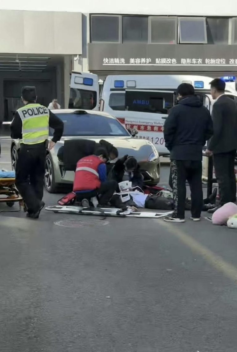 15日下午，一名小米车主在杭州刚提新车就在倒车时发生撞人事故。（取材自微博）