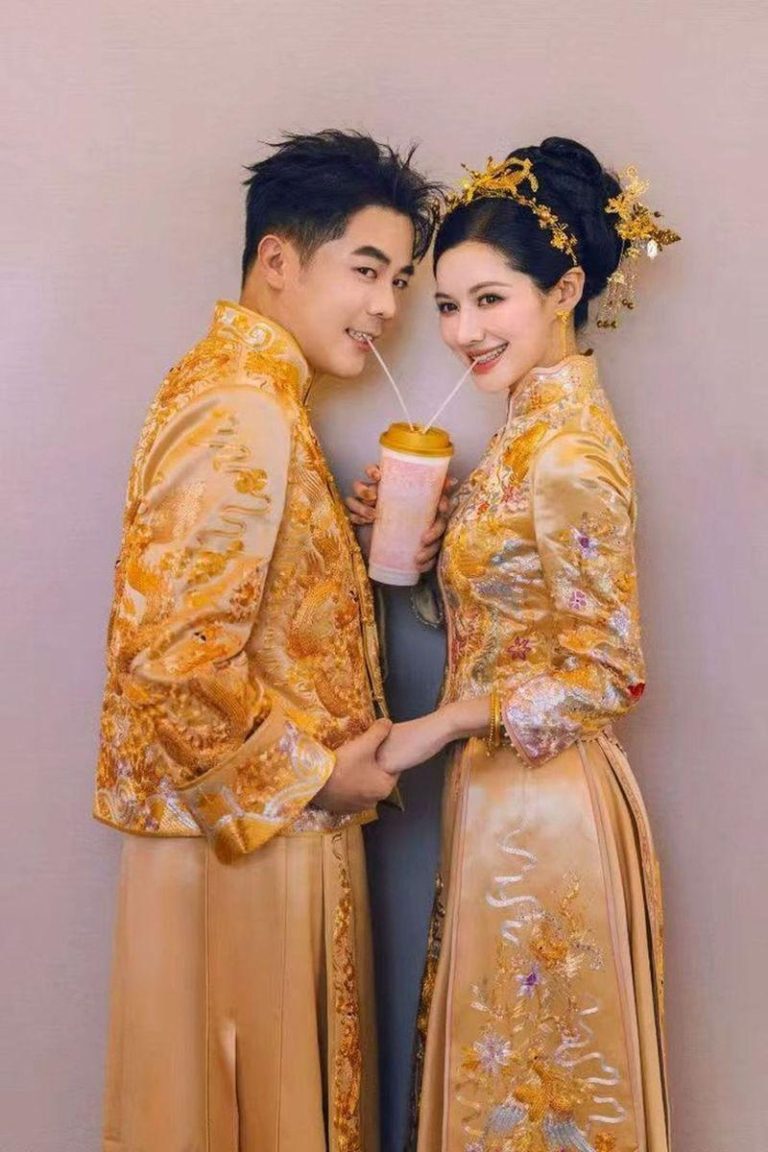 张俊杰和高海纯，同喝一杯奶茶很逗趣。（取材自天合光能官网）