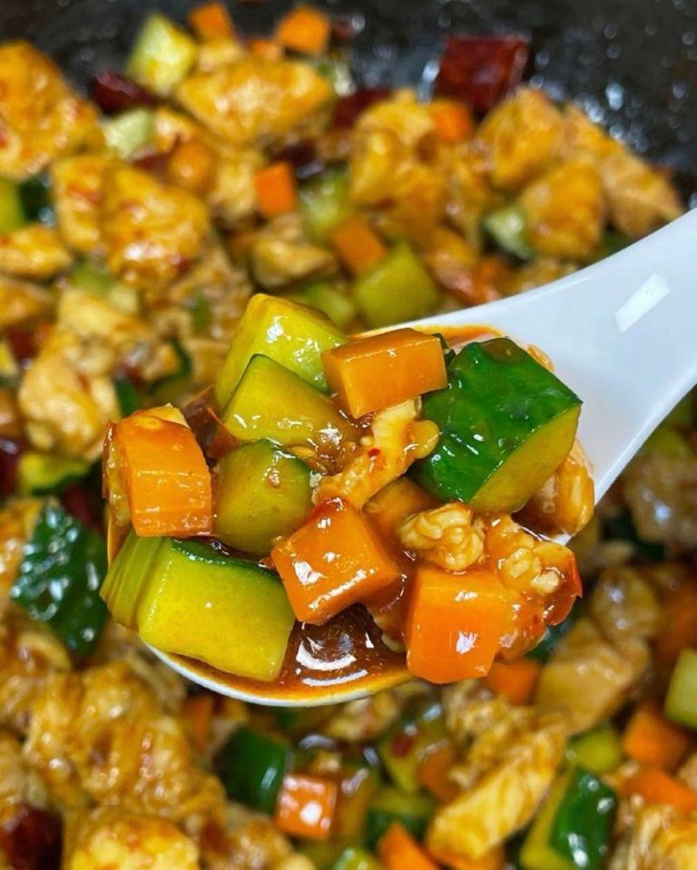 加了黄瓜、胡萝卜的宫保鸡丁，引起四川网友质疑「不正宗」。 (取材自微博)