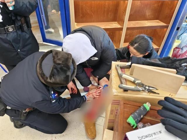 一名女子求助哈尔滨警察，称其男友腿部静脉曲张血管破裂。（取材自大象新闻）