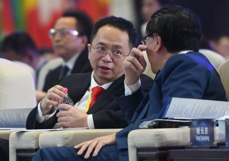 360集团创始人周鸿祎（左）2023年在世界互联网大会乌镇峰会全体会议上，和联想集团董事长、首席运行官杨元庆（右）交流。在浙江乌镇举行。(中新社数据照片)