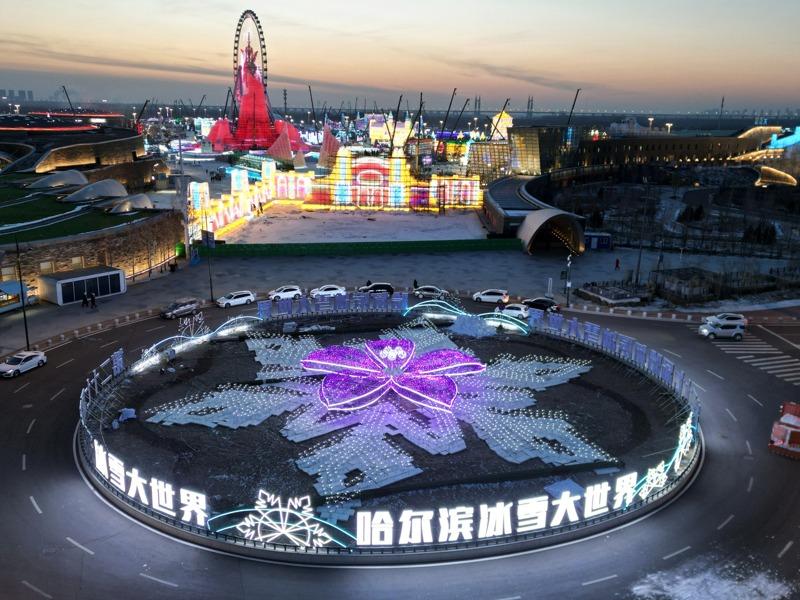 第二十七届哈尔滨冰雪大世界「童话雪人一家」已于日前完成雕刻，雪雕高15米，用雪量近4000立方米，吸引民众拍照。 (中新社)