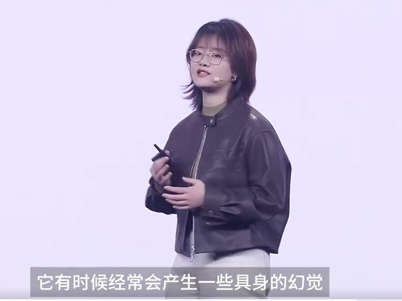 罗福莉17日在「小米人车家开发者大会」首次演讲,介绍开源上线的小米MiMo-V2-Flash及其三大特性。(取材自微博)