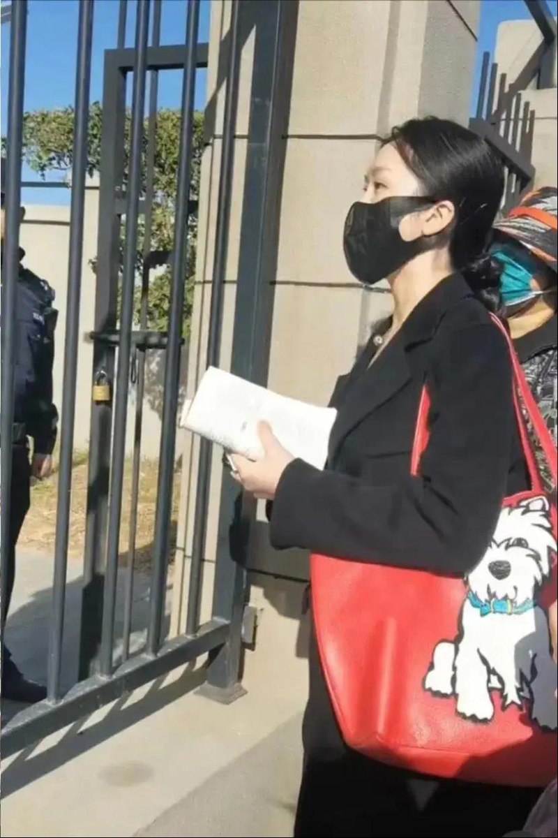 受害犬主用看板感谢「Papi妈妈」。(取材自微信公众号「最人物」)