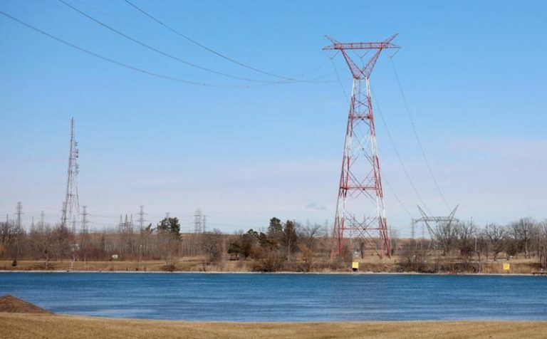 川普政策影响 IEA报告:2025年全球煤炭需求预期创新高 川普今年4月签署「加速煤矿开采」的相关政策,致力于将国内电力生产增加一倍以上,以因应高用电量的人工智能技术需求。图为密西根州电力设备。(路透)