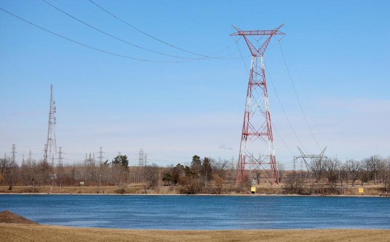 川普今年4月签署「加速煤矿开采」的相关政策,致力于将国内电力生产增加一倍以上,以因应高用电量的人工智能技术需求。图为密西根州电力设备。(路透)