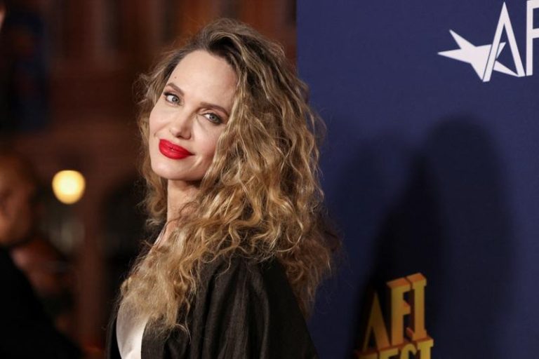 12年前预防乳癌「切除双乳」 裘莉首度曝伤疤:不明显 安洁莉娜裘莉近日登上「时代杂志法国版(Time France)」创刊号封面。(路透数据照片)