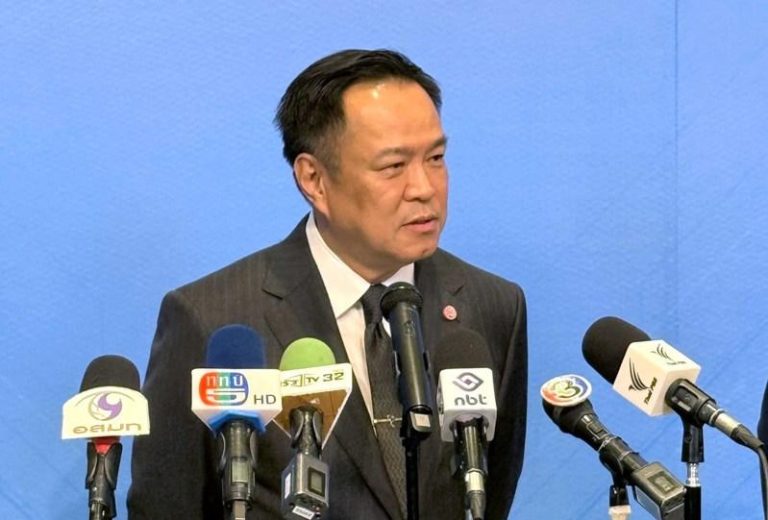 泰军轰炸柬埔寨赌场 总理:若涉诈骗须打击 泰国看守总理阿努廷表示,泰方并未将柬埔寨边境的赌场列为轰炸目标,但若相关场所涉及诈骗行动,泰方有必要加以处理。(中央社)