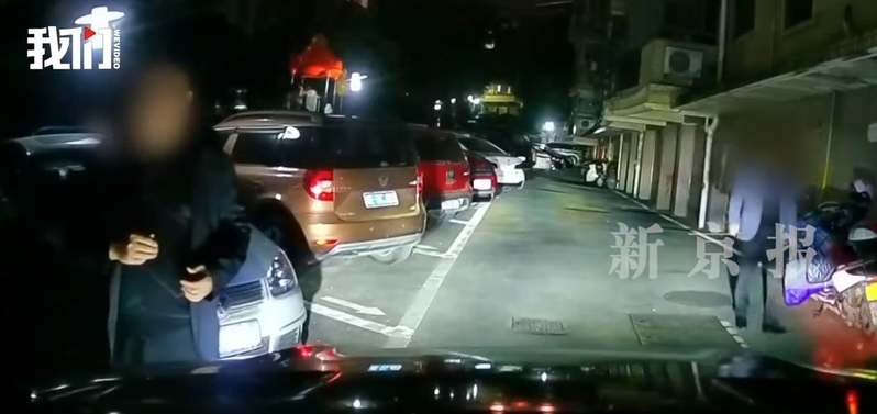 李男称被周女和其丈夫肖男抓伤。（视频截屏）