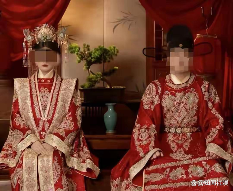 魏女和未婚夫的结婚照。（取材自微博）