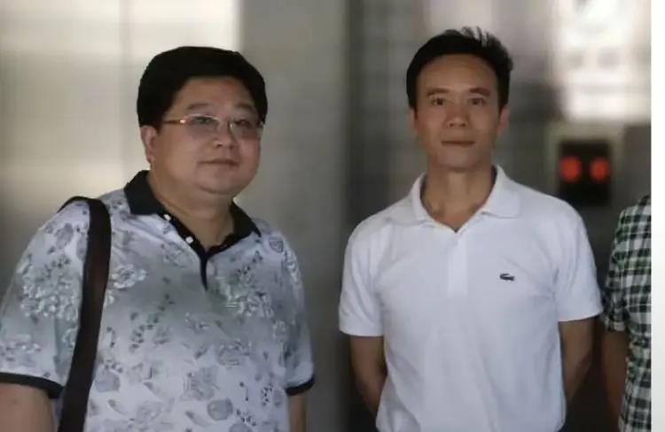图片中间位置的两位人物,左为刘一周,右为张河清。(取材自人民日报)