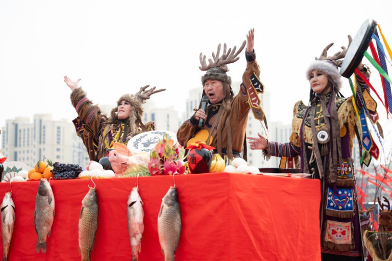 终于不太「濒危」 赫哲族说唱改列非遗「代表作」名录 赫哲族伊玛堪国家级非遗代表性传承人吴宝臣(中)在黑龙江省佳木斯市「喊江节」主会场表演伊玛堪。(新华社)