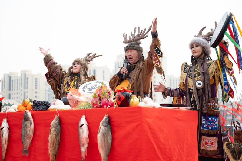 赫哲族伊玛堪国家级非遗代表性传承人吴宝臣(中)在黑龙江省佳木斯市「喊江节」主会场表演伊玛堪。(新华社)