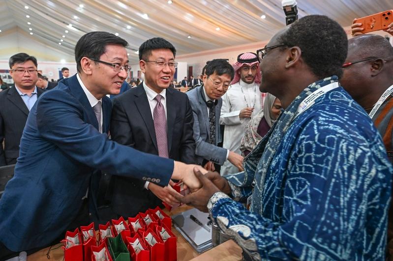 赫哲族伊玛堪国家级非遗代表性传承人吴宝臣(中)在黑龙江省佳木斯市「喊江节」主会场表演伊玛堪。(新华社)