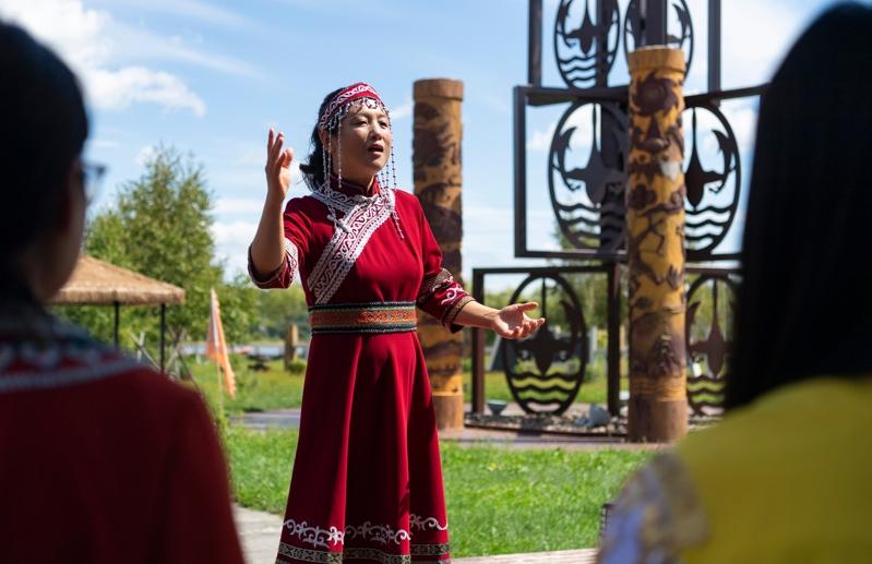 赫哲族伊玛堪国家级非遗代表性传承人吴宝臣(中)在黑龙江省佳木斯市「喊江节」主会场表演伊玛堪。(新华社)