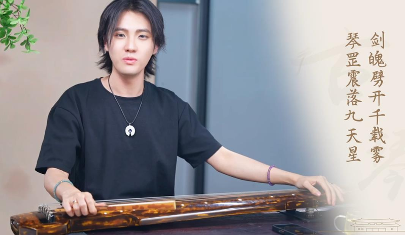 赫哲族伊玛堪国家级非遗代表性传承人吴宝臣(中)在黑龙江省佳木斯市「喊江节」主会场表演伊玛堪。(新华社)