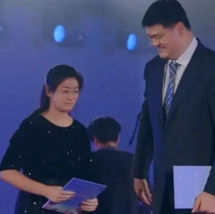 姚明的「姚基金」近日在上海举行慈善晚宴，15岁女儿姚沁蕾为姚明担任现场翻译，影片中姚沁蕾身高已超过父亲肩膀。（取材自微博）