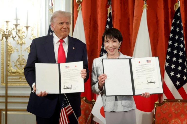 外传美日两国将在美东时间17日，于华府召开首场5500亿美元投资咨询会议；图为美国总统川普(左)10月28日与日相高市早苗在东京赤坂宫国宾馆签署美日贸易协定运行文档。(路透)