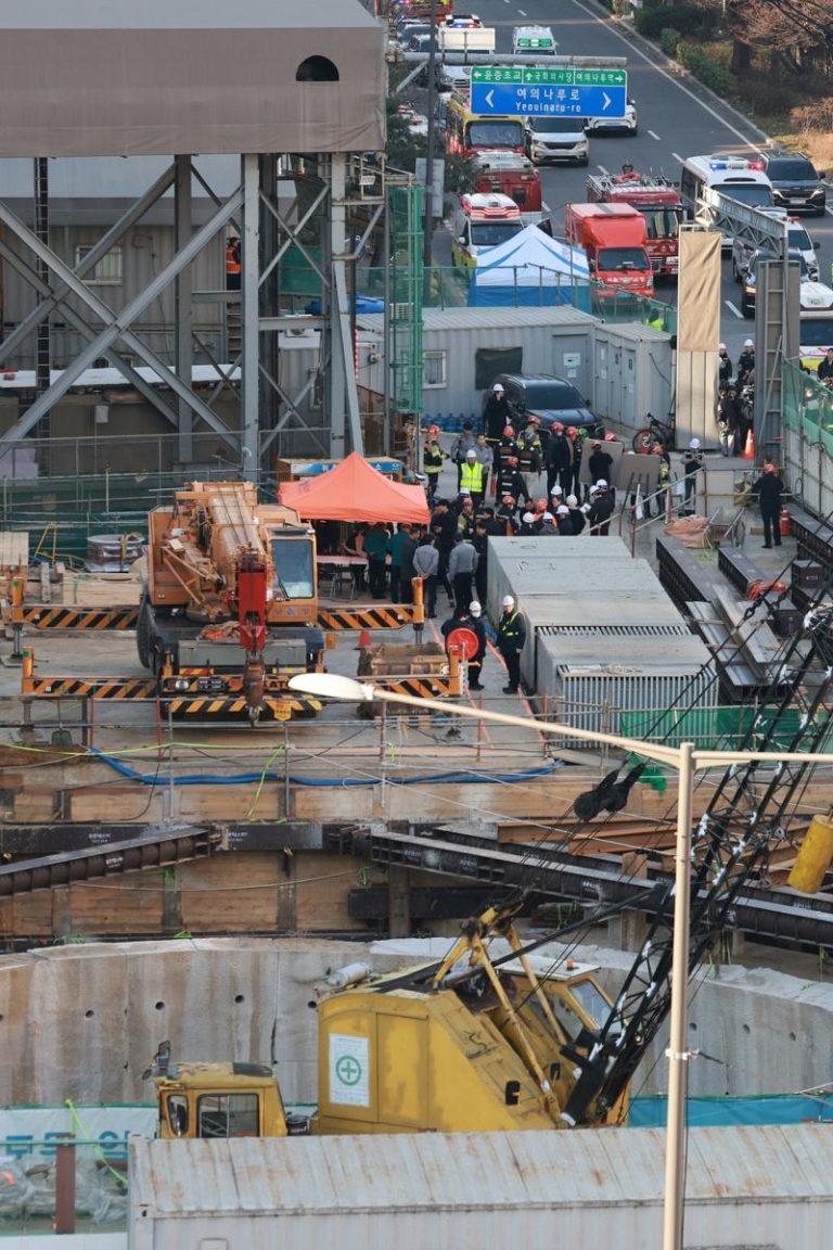 南韩首尔汝矣岛地铁站附近兴建中的新安山线工地18日下午发生钢筋倒塌事故，造成7名工人遭活埋。（欧新社）