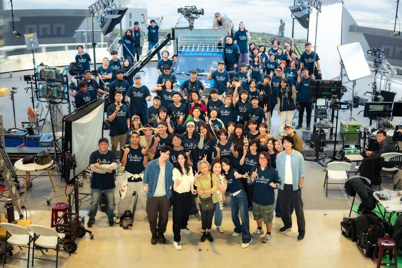 钟欣凌(左起)、信、柴智屏、导演林子平在《我们的蓝调时光》杀青时合照留念。(图／米神国际提供)