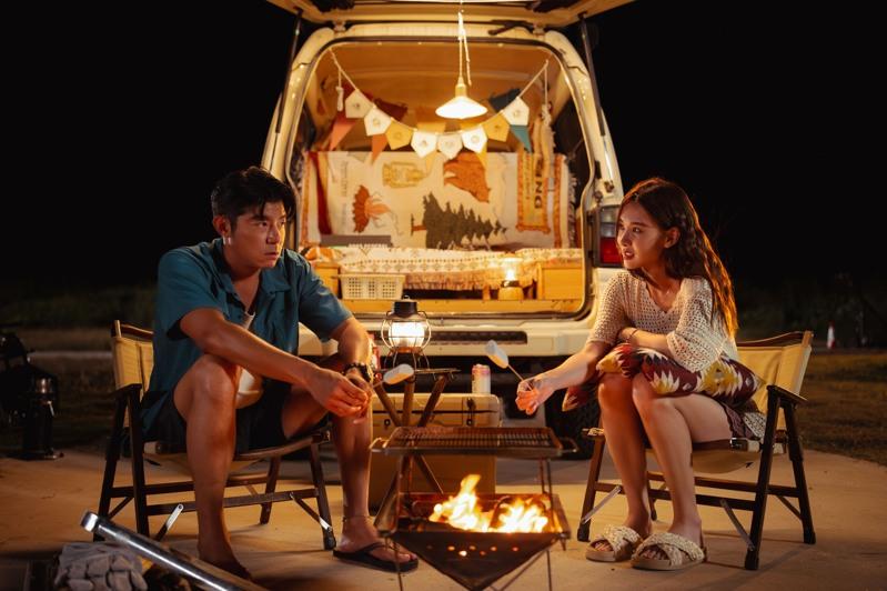 钟欣凌(左起)、信、柴智屏、导演林子平在《我们的蓝调时光》杀青时合照留念。(图／米神国际提供)