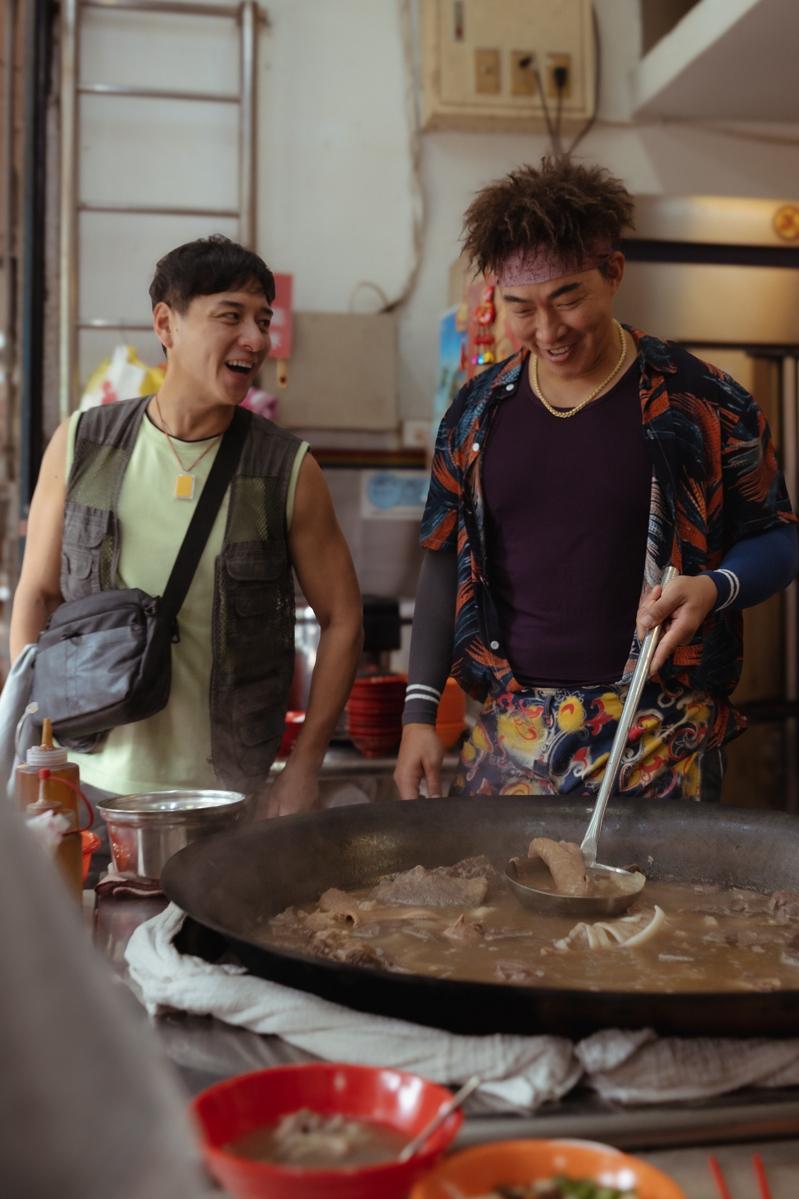 钟欣凌(左起)、信、柴智屏、导演林子平在《我们的蓝调时光》杀青时合照留念。(图／米神国际提供)